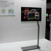 11型のXEL-1に比べると破格に大型化した27型有機ELテレビ（参考出品）。しかし、大画面液晶のBRAVIAシリーズが並ぶ同社ブースの中でかなり小く感じるの画像