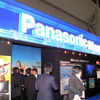 同社のVIERAシリーズとともに、1月に発表された大画面PDPや50v型フルフラットPDPも展示されているパナソニックブース。の画像