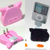 【左】本体にUSBポート＆スイング式ACプラグを搭載【右】接続例（iPod/接続ケーブルは別売）の画像