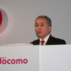 新ドコモブランドを説明する株式会社エヌ・ティ・ティ・ドコモ執行役員コーポレートブランディング本部副本部長荒木裕二氏の画像
