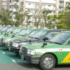 駐車場には、タクシーがずらりと並ぶユニークな光景もの画像