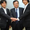 左からヤフー取締役COOの喜多埜裕明氏、ドワンゴ代表取締役社長の小林宏氏、ニワンゴ代表取締役の杉本誠司氏の画像