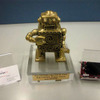 「DVIEW」（写真右）と授与されたトロフィー（写真中央）の画像