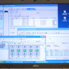 ソフトウェアの画面、左下手前に見えているのがブレードの制御用のソフトウェア「Systemwalker Resource Coordinator Virtual server Edition」、上がストレージ制御ソフトウェア「ETERNUS SF Storage Cruiser」、右下に見えているのが「Systemwalker Operation Manager」の画像