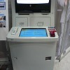 　「富士通フォーラム 2008」では、富士通と沖電気工業が共同で開発した銀行ATMの標準化ソリューション「次世代ATM」を紹介している。Webの標準的な技術を用いている。の画像