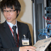 ブースで説明する山根大二郎氏の画像