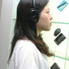 MDR-NC500D（モデルは同事業本部PA商品企画MK部企画3課・間利子佳奈さん）の画像