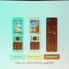 WILLCOM 03と同時にHONEY BEEの新色も発表した。ブルーシールアイスクリームとのコラボレーションモデル。ブルーシールでもHONEY BEEをイメージしたアイスクリームを出す予定だというの画像