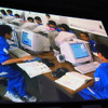 ブロードバンドを利用する山形県新庄市の八向中学校の生徒たちの画像