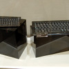 ポータブルBluetoothキーボード（左：参考出展）とBluetoothモバイルキーボード（右）の画像