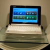 発表会場となったホテルで展示されていた「Aspire one」。カラーはブルー、ブラウン、ホワイト、ピンクの4種類の画像