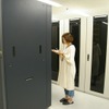 手前の黒いラックが顔に見えて仕方ありませんの画像
