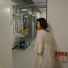そんな心配はまるでないのに、閉じ込められては大変と様子をうかがうの画像
