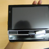 タブレットスタイル。ディスプレイ左にはwebカメラと輝度調整ボタンが配されているの画像