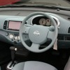 運転席。右ハンドルなのはイギリス仕様だから。ちなみに「マイクラ」は欧州でのブランド。北米では正式発売されていないそうだの画像