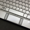 特徴のひとつが英字キーボードを採用していること。また、左右のクリックボタンをタッチパッドの横に配置して、スペースを有効に使っているの画像
