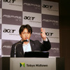 インテル ダイレクト・マーケティング部 コンシューマ・プログラム・マネージャの梶原武志氏は、実物のAtomプロセッサを見せながら解説の画像
