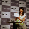 「Aspire one」を紹介する眞鍋かをりさんの画像