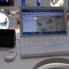 左がD-100。デモンストレーションは、イー・モバイル向けのHuawei端末「D02HW」を接続して行っているの画像