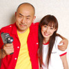 主人公・鰐淵ミカを演じる秋山莉奈と監督・脚本の佐藤佐吉。佐藤はミカの相手役・真島アキとして出演も果たす。の画像