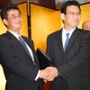（左）アッカ・ネットワークス代表取締役社長の須山勇氏（右）イー・アクセス代表取締役社長の深田浩仁氏の画像