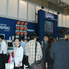 　東芝ブースの出展内容は、「Qosmio」「gigabeat」「face」「RD-X5」など。さらに、HD DVDプレーヤーやSEDテレビも参考出品として一般公開された。の画像