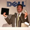 E2400と最新の小型ACアダプタを説明する、クライアント・マーケティング本部ディレクターの常松正樹氏の画像