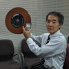 入社して初めて扱った14インチHDDの円盤と、現在の2.5インチHDDの画像