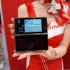 　ディスプレイとキーが分離する「セパレートケータイ」。「CEATEC JAPAN 2008」にてドコモが展示をしている。の画像