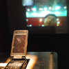 　CEATEC JAPAN 2008のドコモブースでは、プロジェクターを内蔵した携帯電話「プロジェクターケータイ」を展示している。の画像