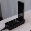 　CEATEC JAPAN 2008のドコモブースでは、プロジェクターを内蔵した携帯電話「プロジェクターケータイ」を展示している。の画像