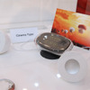 　CEATEC JAPAN 2008のドコモブースでは、プロジェクターを内蔵した携帯電話「プロジェクターケータイ」を展示している。の画像
