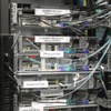 検証用ラボ「CPOC」に構築されたデモのラック背面。上が既存環境で下がFCoE環境。FCoE環境下ではケーブリングが簡素化されているの画像