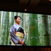 BD用評価画像によるハイビジョン伝送のデモ：竹や和服の生地の質感などの再現。なお、デモはプロジェクタではなくプラズマディスプレイなので、画面に会場の照明などが写り込んでいるの画像