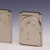 厚さ5mmで40GバイトのMK4007GAL（左）、1.8型最大となる80GバイトのMK8007GAH（右）の画像