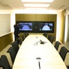 ディスプレイが埋め込み式になったテレビ会議室の画像