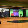 TPXシリーズのデモ：画面は3面で分離している。デモは多拠点間会議の様子。東京、シンガポールなどをつないでいるの画像