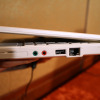 左からExpress Card 34、ヘッドフォン、マイク、USB 2.0、イーサネットの画像