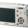 背面には、2.5型の大型液晶ディスプレイを備えるの画像