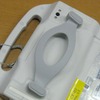 背面のストラップに手を通すと本体にフィット。院内では片手で保持できることも重要な要素だの画像