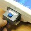 バッテリーは本体左右に計2個搭載している。一方のバッテリーがなくなっても片方のバッテリーで動作し続けるの画像