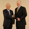 【左】NTT代表取締役副社長 宇治則孝氏【右】マイクロソフト コーポレーションCOO ケビンターナー氏の画像
