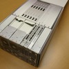 上フタが開くようになっており、中には背面側のモジュールが納まっているの画像