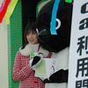 　ビックカメラ有楽町店で、Suica利用開始記念セレモニーを開催。特別ゲストに人気アイドルのゆうこりんこと小倉優子も登場した。の画像