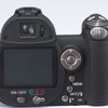 DiMAGE Z5の背面。視野率100％の電子ビューファインダーと2.0型液晶ディスプレイを備えるの画像