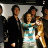 舞台挨拶の最後にポーズを取る主演の岩佐真悠子ら出演者たちの画像