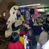 クイズ正解者は、練馬からお母さんと妹さんとショッピングに来た8歳の男の子。ボールペンをもらってバザール君と握手すると、次の問題にも元気いっぱいに手を上げていたの画像