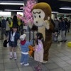 人気もののバザール君は子供達に囲まれて大忙しだの画像