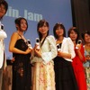 携帯電話を片手に挨拶する「学校の階段」「山手線デス・ゲーム」の出演者たちの画像