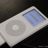 オプションの接続ケーブル「KNA-i77」を使い、iPodと接続。充電機能も有しているの画像